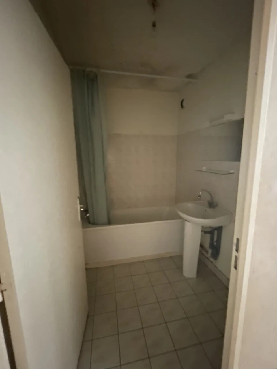 avant-renovation-salle-de-bain-verte